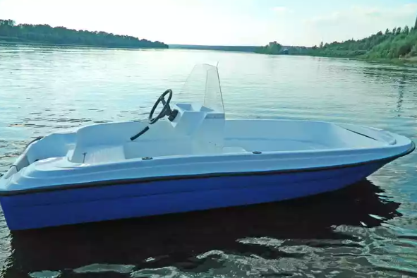 Стеклопластиковая лодка Пингвин с консолью (тримаран) в Реутове