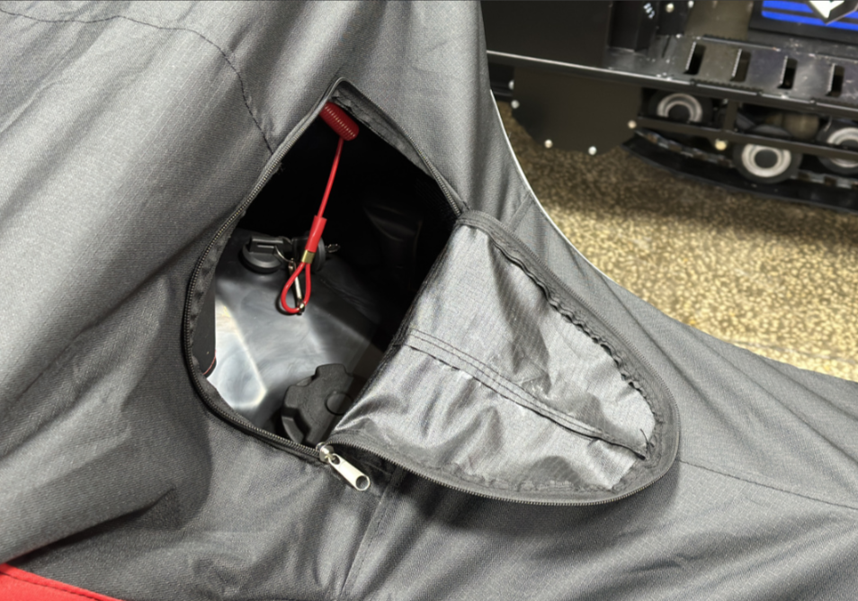 Чехол транспорт. снегохода IKUDZO HUNTER черно-красный Оксфорд ПРЕМИУМ качества с лого IKUDZO в Реутове