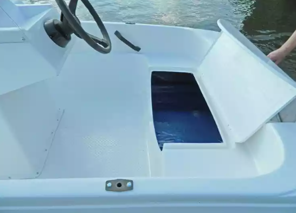 Стеклопластиковая лодка Пингвин с консолью (тримаран) в Реутове